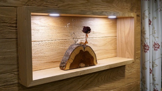 Beleuchtete Wandnische aus Holz mit LED-Beleuchtung