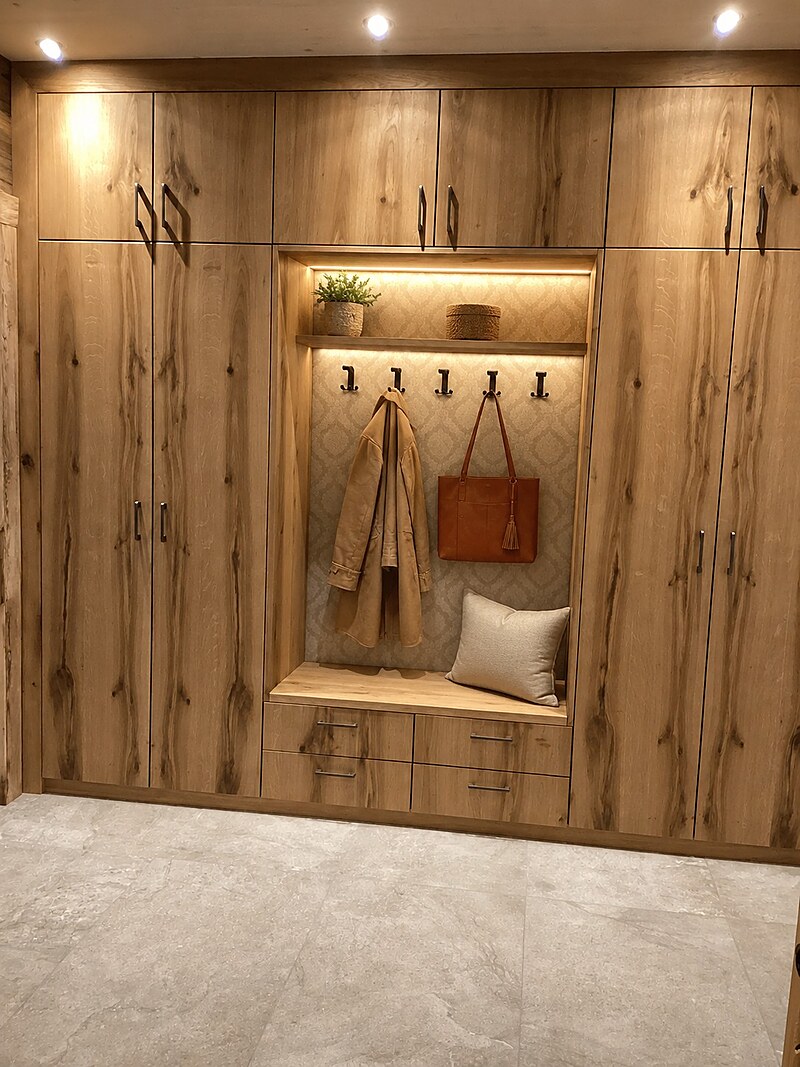 Garderobe aus Balkeneiche mit integrierter Sitznische