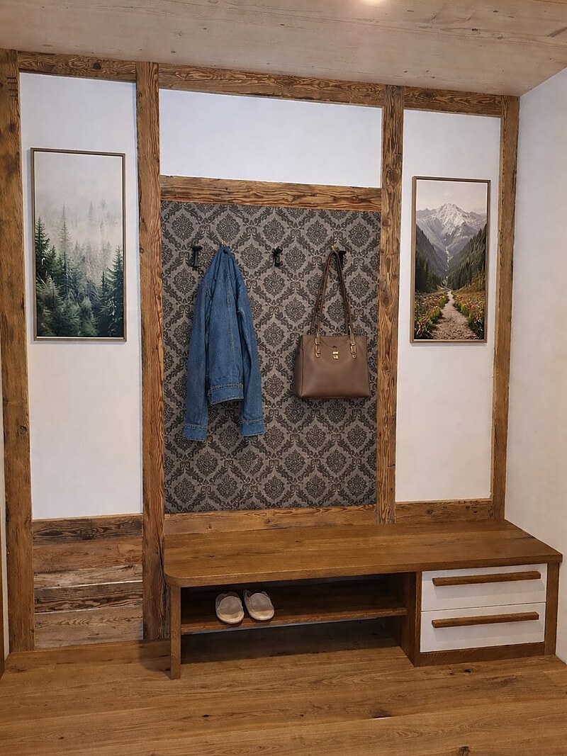 Rustikale Garderobe aus Fichtenholz und gebeizter Eiche