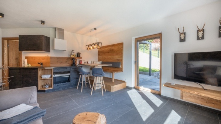 Apartmentwohnung der Holz Lodge &ndash; K&uuml;che mit Essplatz