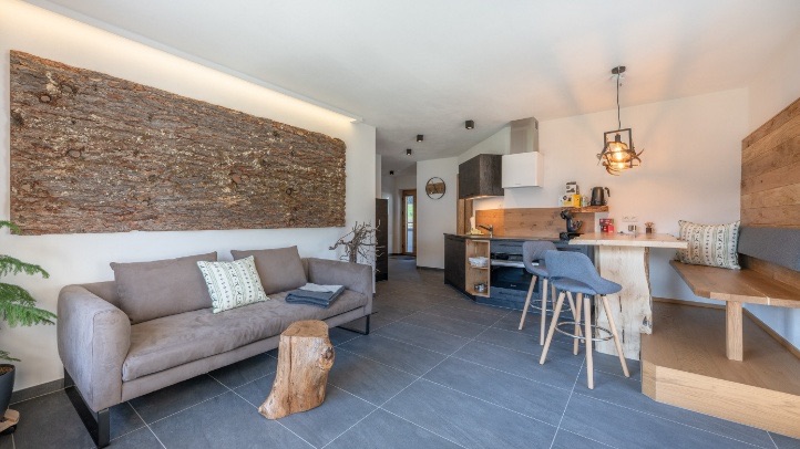 Apartmentwohnung der Holz Lodge &ndash; Wohnbereich mit Naturholz