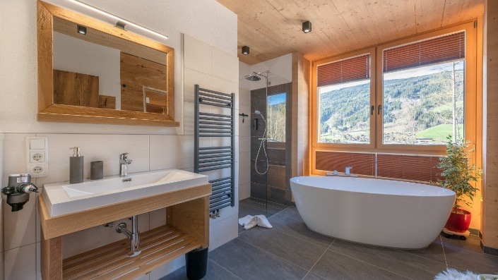Modernes Badezimmer mit nat&uuml;rlichen Materialien und Bergblick