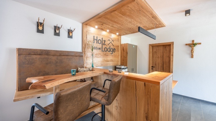 Empfangsbereich der Holz Lodge mit alpinem Charakter