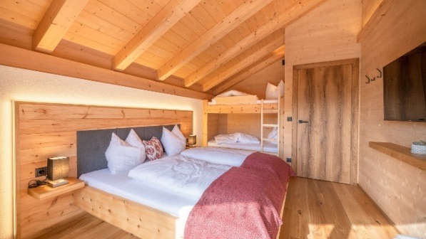 Familienschlafzimmer mit Stockbett aus Holz