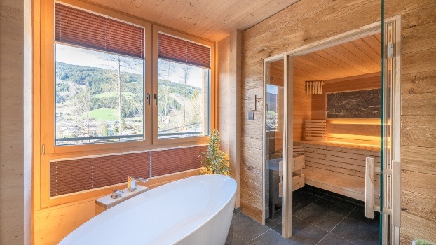 Wellnessbereich mit Sauna und freistehender Badewanne