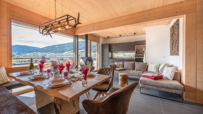 Offener Wohn- und Essbereich mit Naturholz und Bergblick