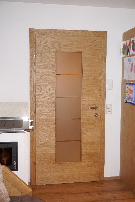 Innent&uuml;r aus Eiche mit elegantem Glasausschnitt