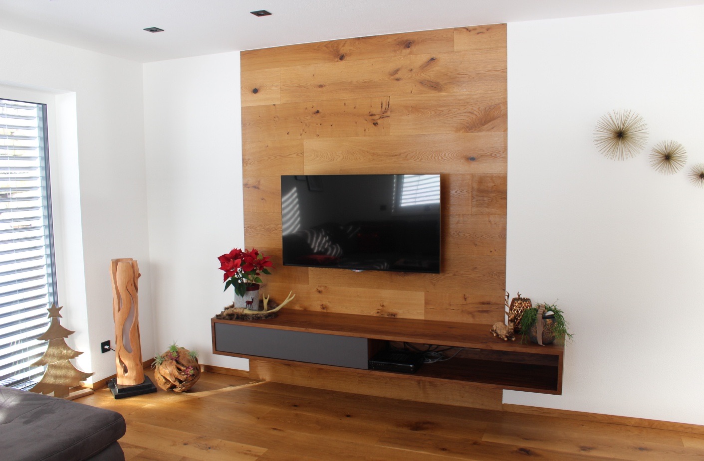 Wohnwand mit Lowboard aus Holz